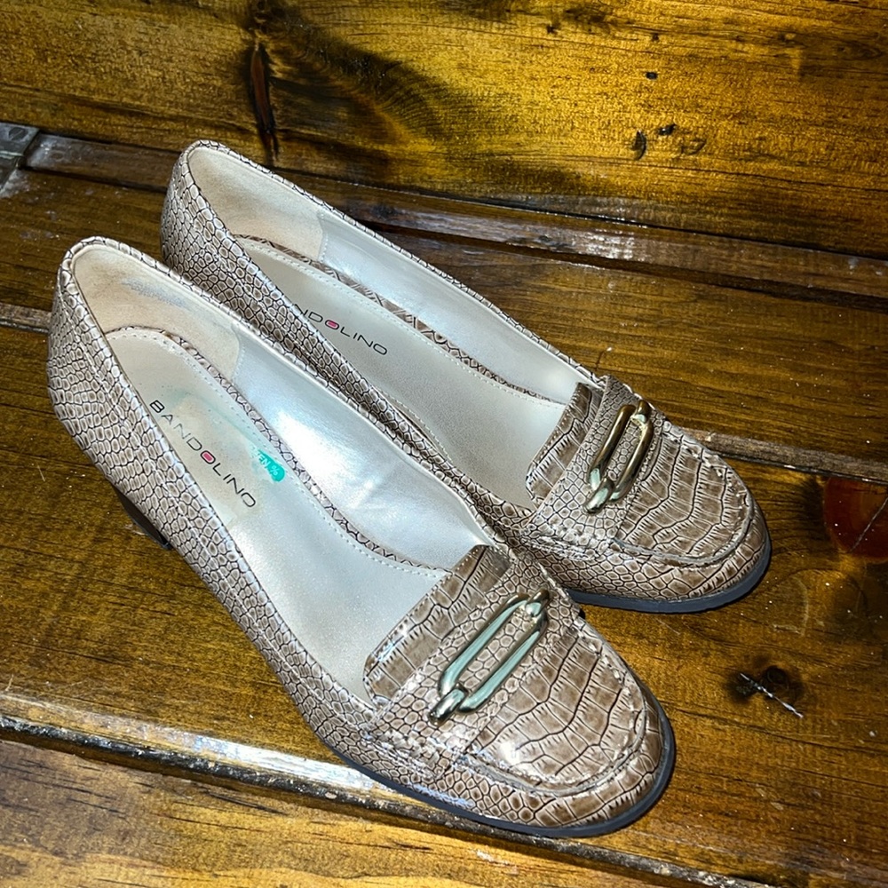 Bandolino Tan Croc Heels w/ Gold Embellishment- 7